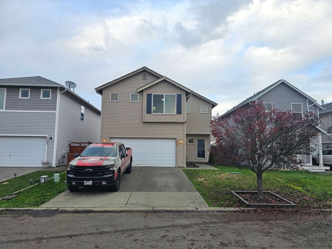 Foto principal - 3 Bed Home in Yelm For Rent!