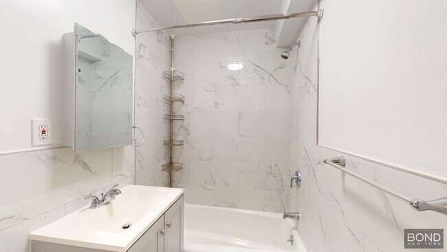 Foto del edificio - 330 W 72nd St