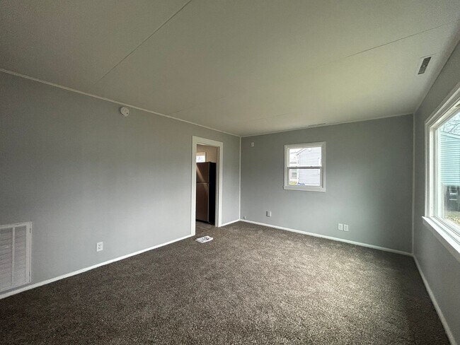Building Photo - 3 Bedroom House W/ fresh Flooring and Paint!