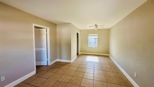 Foto del edificio - 390 W Haines Blvd