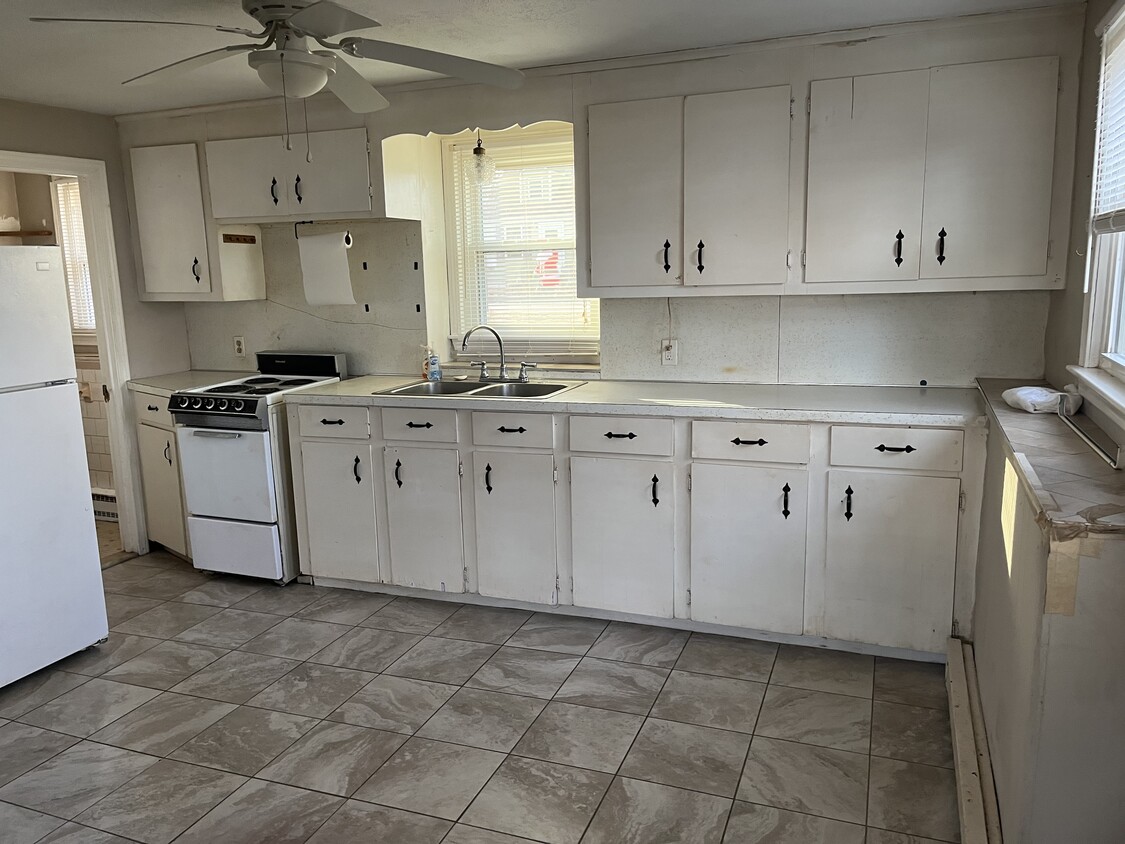 Building Photo - 136 Custer St