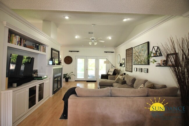 Foto del edificio - Stunning 3 Bedroom Home in the Heart of De...