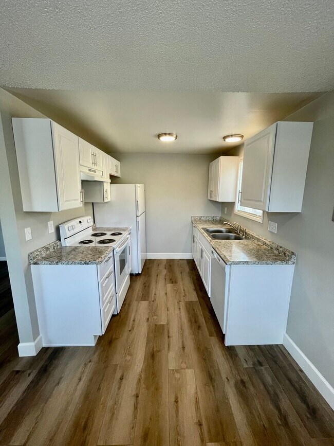 Foto del edificio - Beautifully Updated Ground-Level 2-Bedroom!
