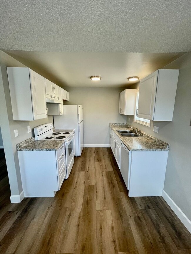 Building Photo - Beautifully Updated Ground-Level 2-Bedroom!