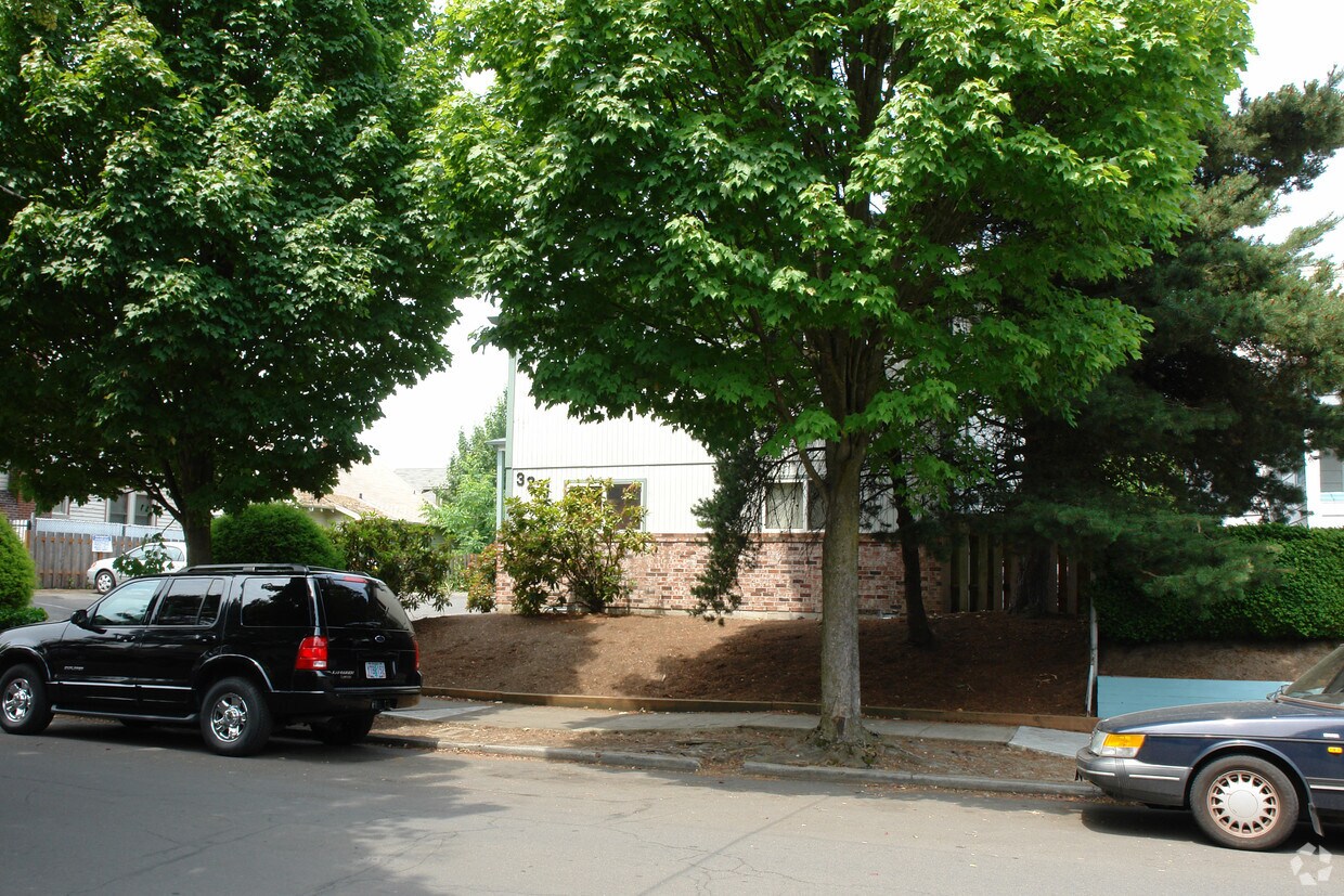 Building Photo - 3221 SE Morrison St
