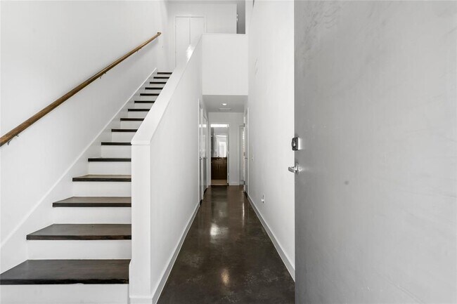 Building Photo - 453 Meadow St