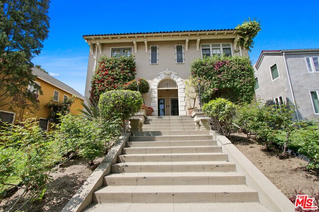 Foto del edificio - 617 N Plymouth Blvd