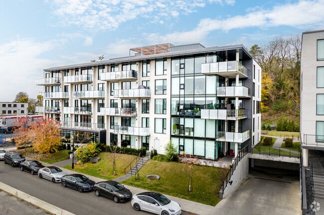 Building Photo - Bellevue MTL