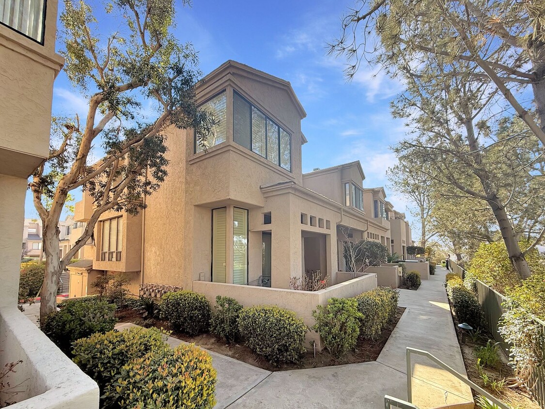 Foto principal - Gorgeous 3B/2.5BA Townhome in UTC!