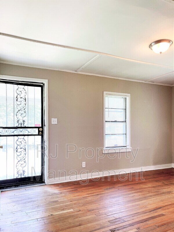 Foto del edificio - 2061 Hubert Ave