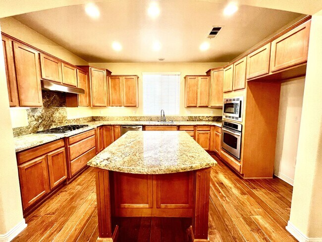 Building Photo - Luxurious 3 Bedroom, 2.5 Baths Single Fami...