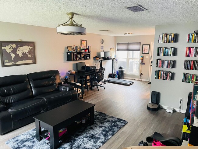 Foto del edificio - 5624 Giddyup Ln