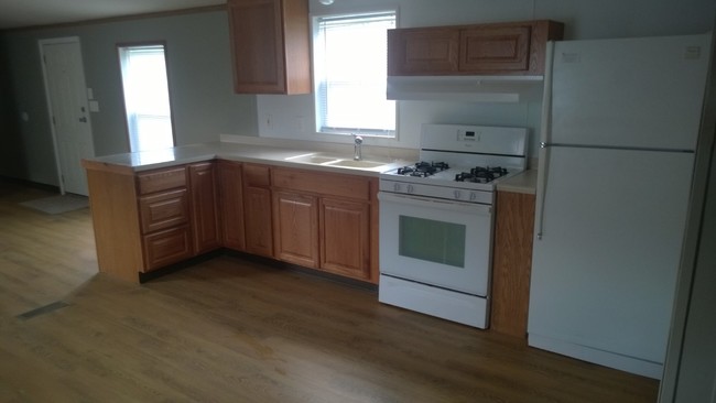 Building Photo - 5 E Niles Rd