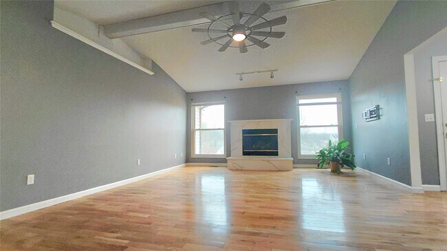 Foto del edificio - 331 Carriage Trail Ct