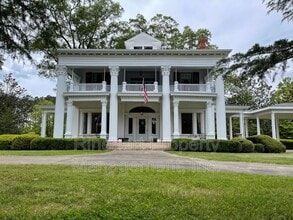 Building Photo - 3303 Edgeland Rd