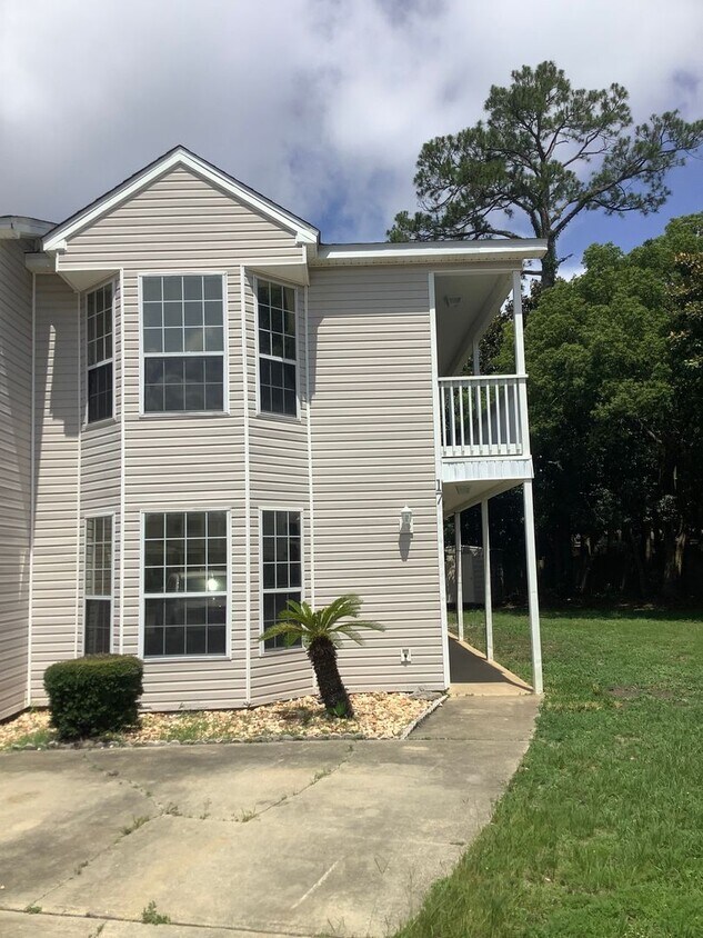 Foto principal - Spacious 3BR/3BA Townhome in PRIME location!!