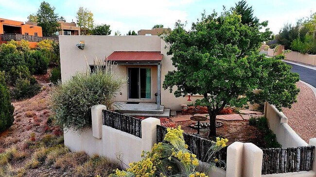 Foto del edificio - For Rent: "Casita de Colina" – Peaceful Living Just Minutes from Downtown Santa Fe