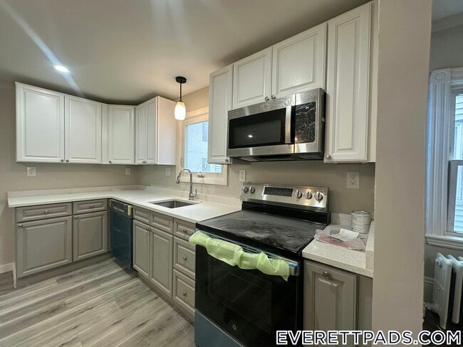 Building Photo - 13 Gladstone St