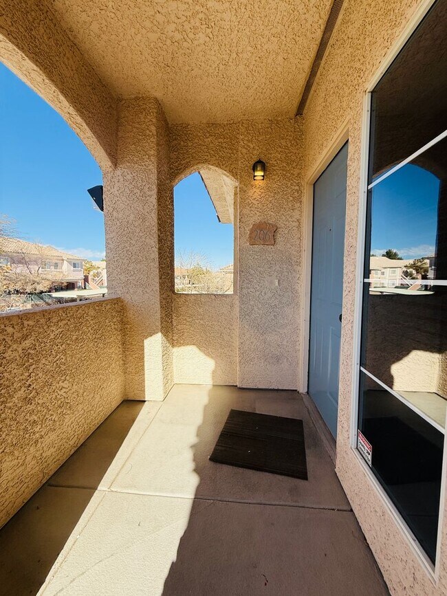 Foto del edificio - Recently Updated Condo-Available Soon!