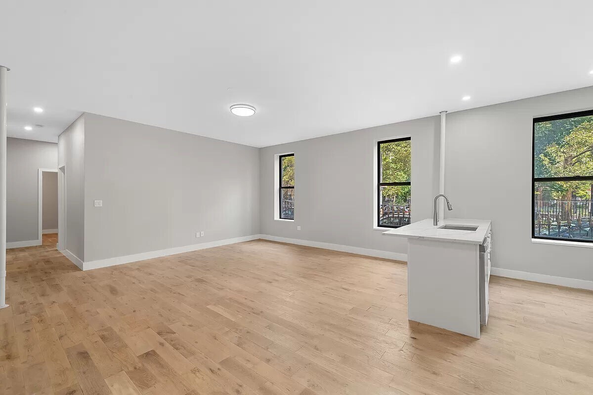 Primary Photo - W 139th ST