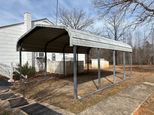 Building Photo - 3 BED, 1 BATH FARM HOUSE LOCATED IN STAR!