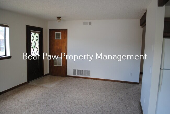 Building Photo - Two Bedroom Garden Level Duplex in Kittredge!