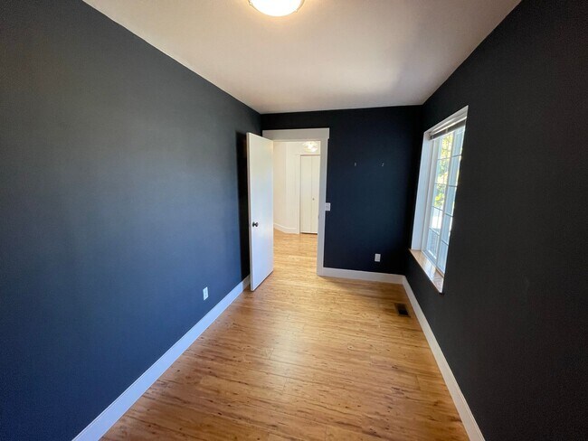 Building Photo - 5005 Kingsway
