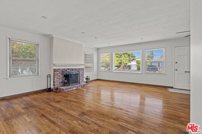 Building Photo - 2421 Cloy Ave