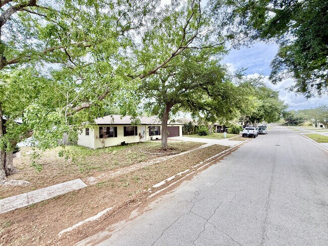 Foto del edificio - 2445 E Burr Oak Ct