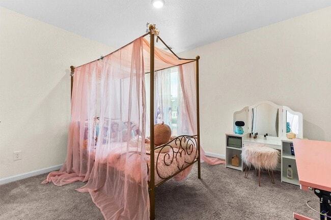 Room 2 - 3335 Bridgewood Dr
