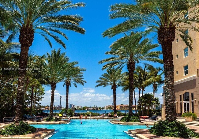 Foto del edificio - 17100 N Bay Rd