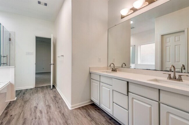 Building Photo - 5111 Forest Terrace Dr