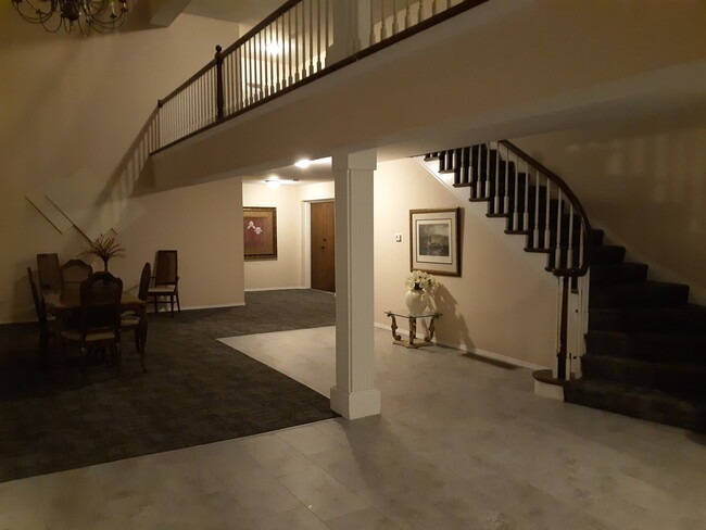 Building Lobby - 974 Claytonbrook Dr