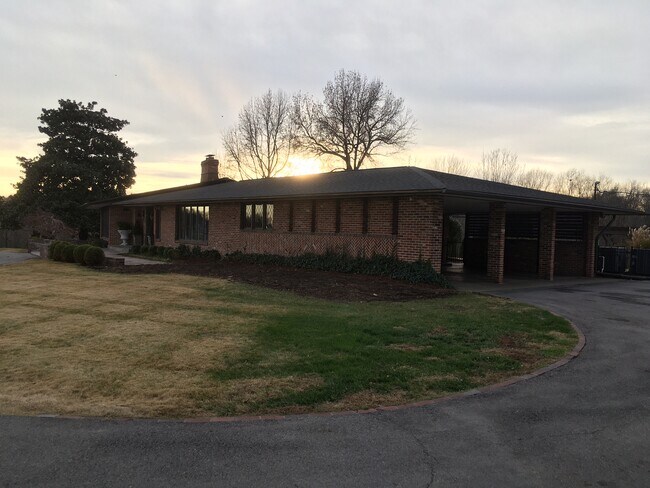 Foto del edificio - 557 Deer Creek Rd