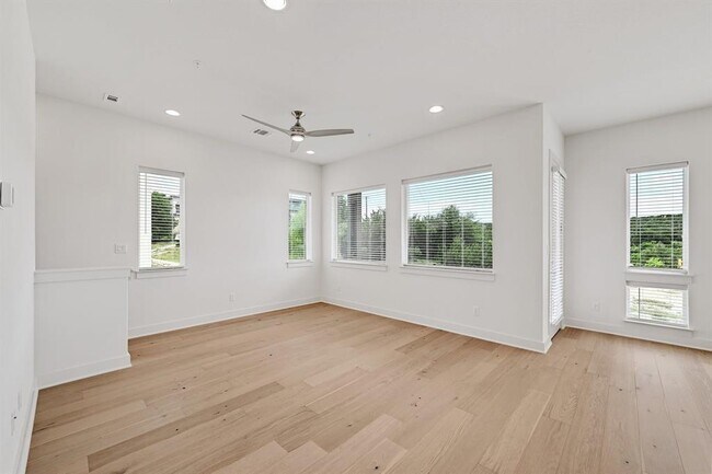 Foto del edificio - 2050 Lohmans Spur Rd