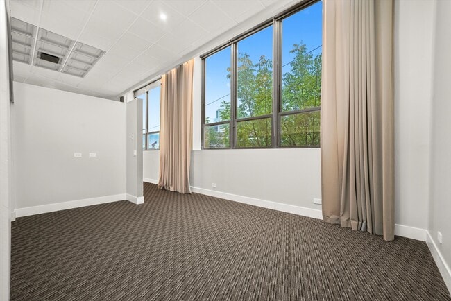 Foto del edificio - 300 N Ogden Ave