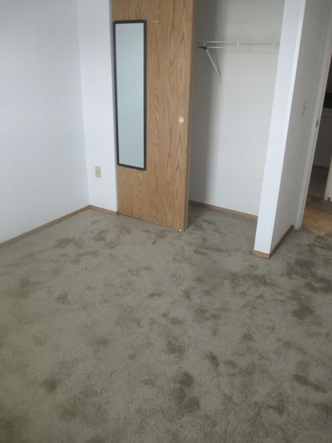 Building Photo - Three Bedroom Two Bath Condo Near Campus *...