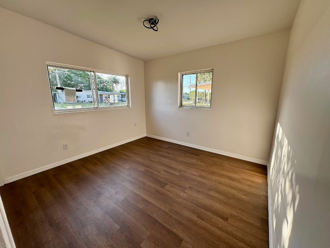 Building Photo - 275 N Hilltop Dr