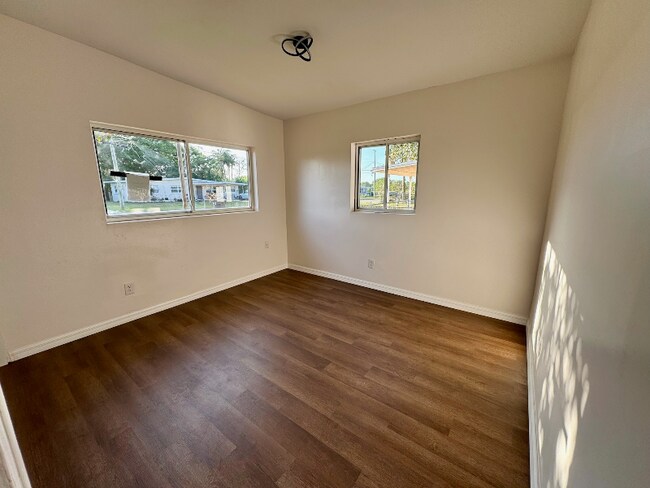 Foto del edificio - 275 N Hilltop Dr