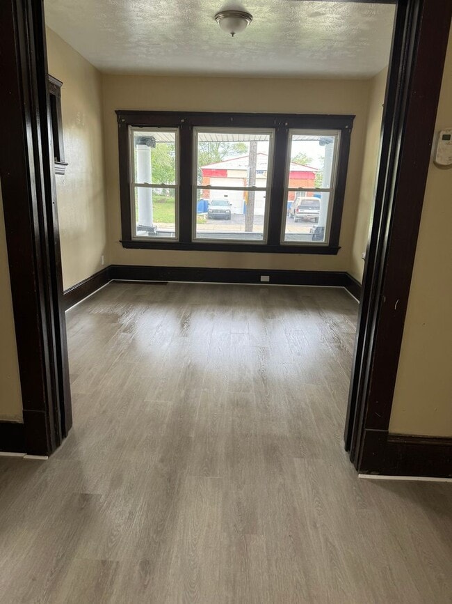 Building Photo - 4bd Single Newburgh Hts Area Cash Pay/Section 8