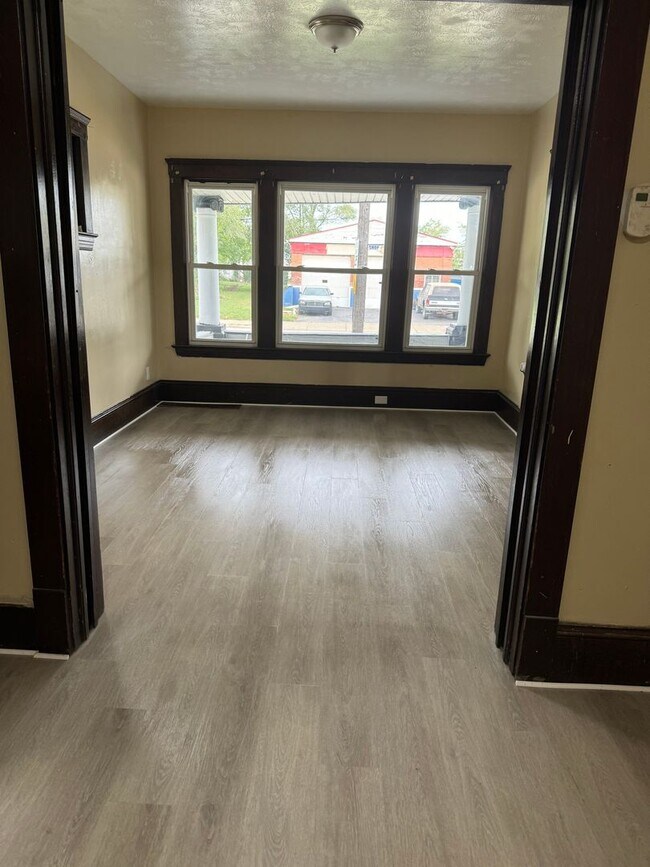 Foto del edificio - 4bd Single Newburgh Hts Area Cash Pay/Section 8