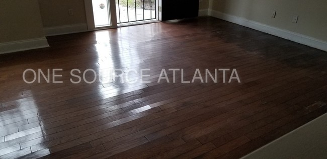 Foto del edificio - 1090 Hollywood Rd NW