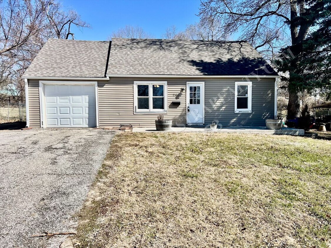 Primary Photo - ADORABLE and CLEAN home in KCK-Available N...