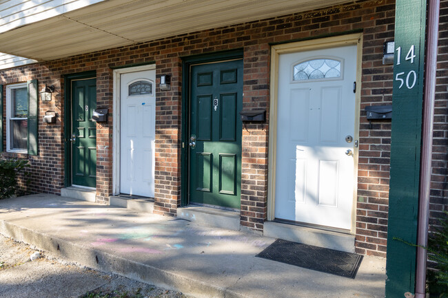 Building Photo - 1420 Villa Ct