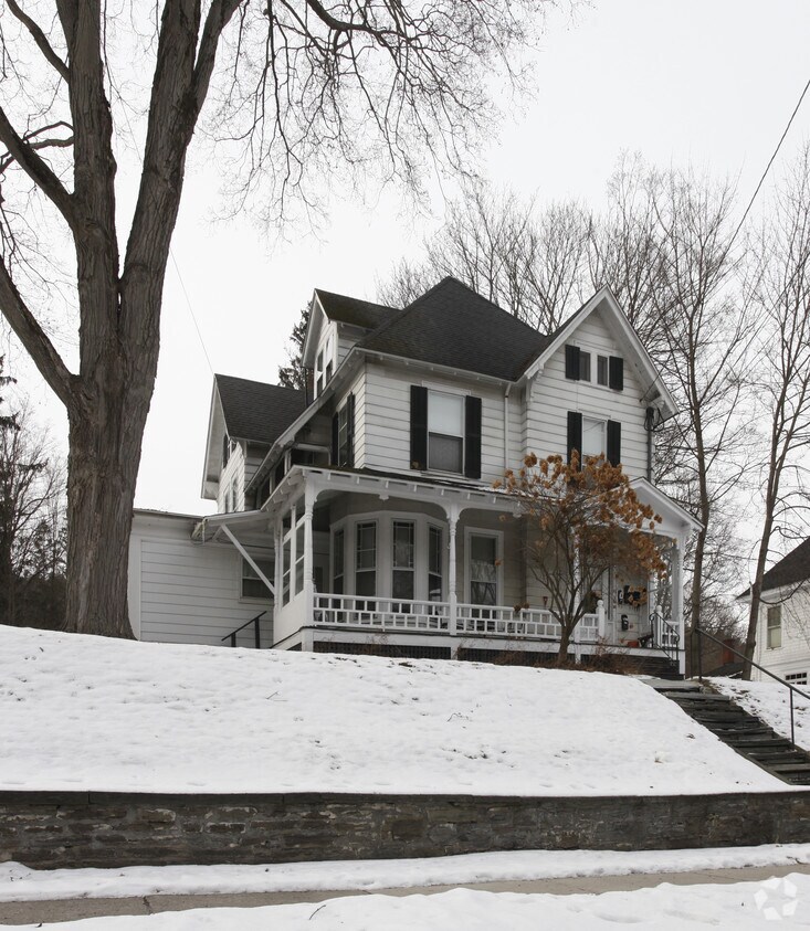 Building Photo - 18 Pine Blvd