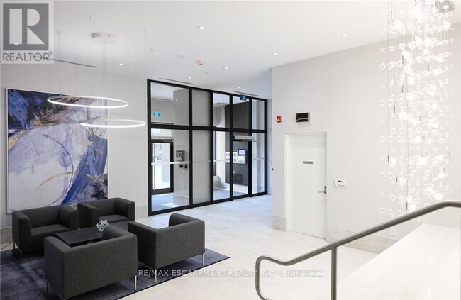 Photo du bâtiment - 385 Winston Rd