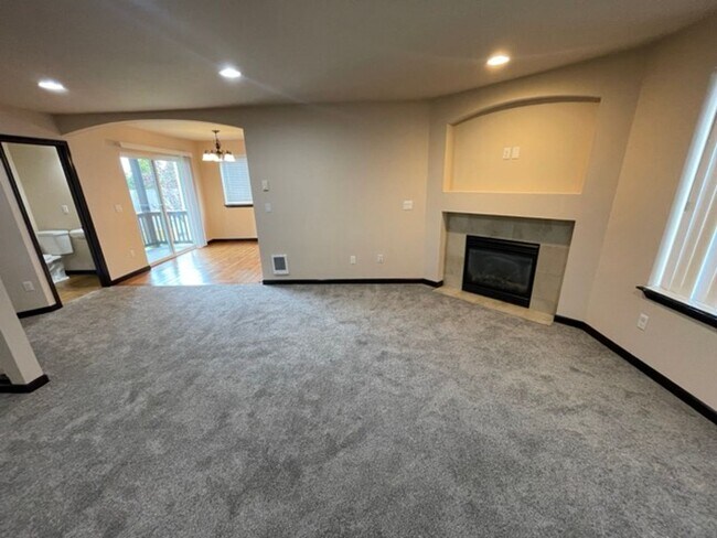 Foto del edificio - Extremely Gorgeous 3 Bedroom Home for Rent...