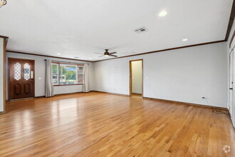 Building Photo - 10001 Ridgeview Dr