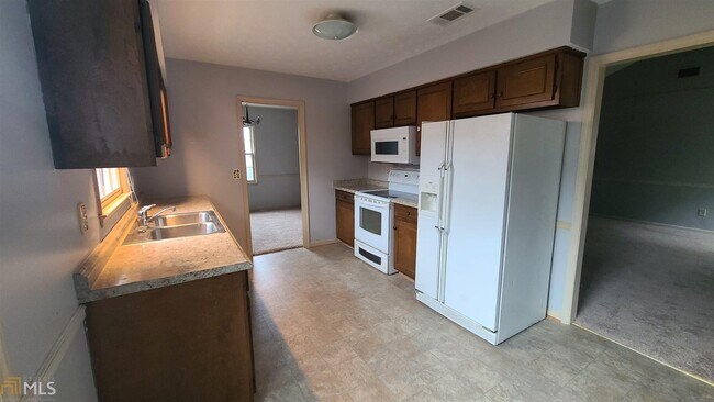 Building Photo - 2847 White Chapel Dr
