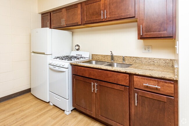 1BR, 1BA - 750 - 900SF - 2715 Dupont Ave